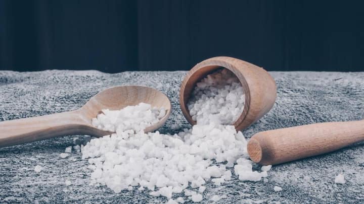 सोडियम की कमी होने पर करवाना चाहिए ये टेस्ट: सोडियम शरीर के टेंपरेचर को मेंटेन करने के साथ खाना पचाने के भी काम आता है. अगर आपको शरीर को हेल्दी रखना है तो शरीर में सोडियम का लेवल सही होना चाहिए. क्योंकि इसकी कमी होने पर कई सारी बीमारियां शरीर में प्रवेश कर जाती है.