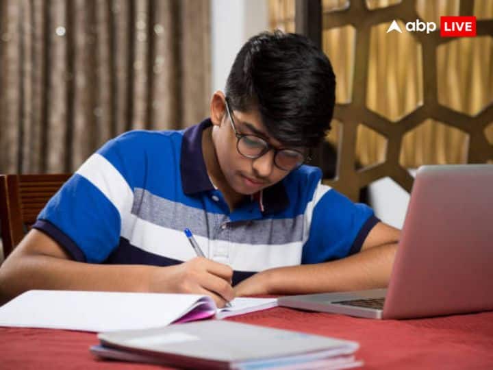 बच्चों की पढ़ाई के लिए भी वास्तु शास्त्र अहम रोल अदा करता है. इस बात का बहुत फर्क पड़ता है कि किस दिशा में बैठकर बच्चा पढ़ाई कर रहा है.