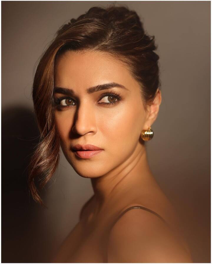 She accessorised with a pair of oval domed golden earrings.