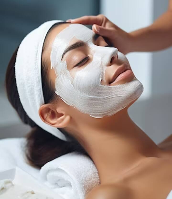 मास्क: मास्क लगाने से त्वचा को आराम मिलता है. इसके लिए आप रसोई में रखी सामग्री का भी इस्तेमाल करके फेस मास्क तैयार कर सकते हैं, जैसे, नींबू और शहद, दही, शहद, और फल जैसे केला या पपीता, एलोवेरा और शहद, सफेद अंडे, खमीर और दही व्हीप्ड क्रीम और केला.