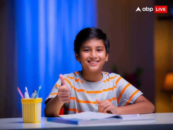 वास्तु शास्त्र के अनुसार पढ़ाई करते समय बच्चों का मुंह पूर्व (East) या पश्चिम (West) दिशा की ओर होना चाहिए. अगर दोनों में से संभव नहीं हो पा रहा हो तो बच्चा उत्तर (North) दिशा की ओर मुख करके भी पढ़ सकता है.