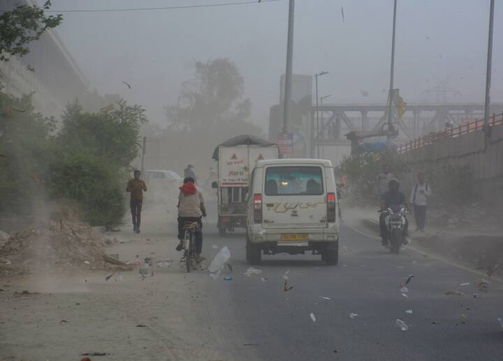 भारतीय मौसम विभाग की ओर से शुक्रवार को लेटेस्ट मौसम पूर्वानुमान को लेकर भविष्यवाणी जारी की है. शुक्रवार शाम को दिल्ली और आसपास के शहरों के कुछ हिस्सों में 1-2 घंटे के भीतर बारिश होने और तेज हवाओं के चलने का पूर्वानुमान जताया गया है. दिल्ली, नोएडा, गाजियाबाद और अन्य हिस्सों में तेज हवाएं चलने के साथ-साथ छिटपुट बारिश होने की संभावना जताई है.