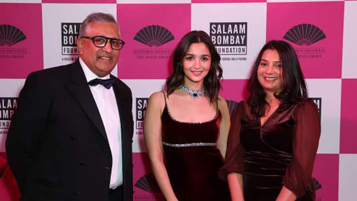 Alia Bhatt's Diamond And Sapphire Necklace At Hope Gala In London Costs 20 Crores Alia Bhatt's Diamond And Sapphire Necklace At Hope Gala Costs 20 Crore, Take A Look At The Piece