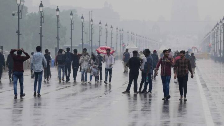 भारत मौसम विभाग के मुताबिक दिल्ली में शुक्रवार सुबह के समय न्यूनतम तापमान 20.5 डिग्री सेल्सियस दर्ज किया गया, जो सामान्य तापमान से दो डिग्री सेल्सियस अधिक है.