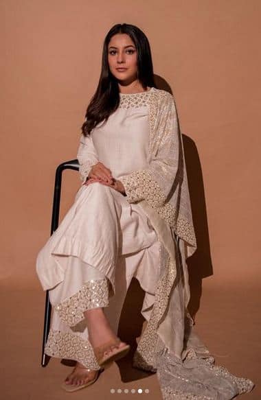 ਸ਼ਹਿਨਾਜ਼ ਗਿੱਲ ਨੇ ਚਿੱਟੇ ਸੂਟ 'ਚ ਮਚਾਈ ਤਬਾਹੀ