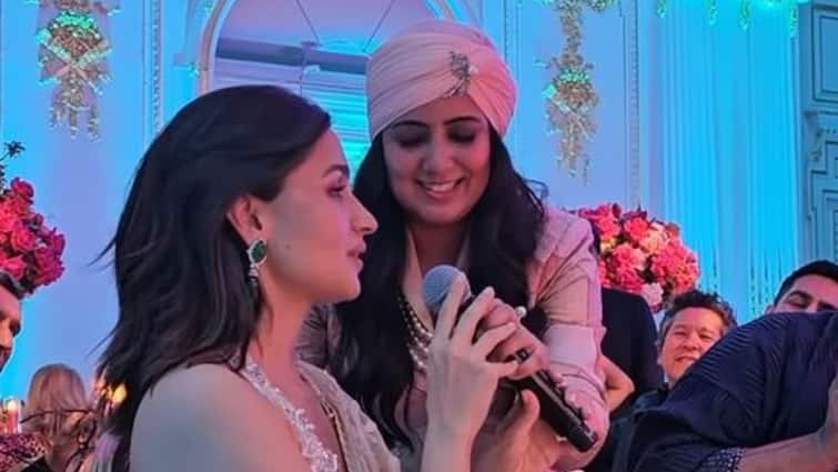 Alia Bhatt Sings Ikk Kudi With Harshdeep Kaur At Hope Gala Event Alia Bhatt Hesitates To Sing 'Ikk Kudi' With Harshdeep Kaur At Hope Gala; Watch