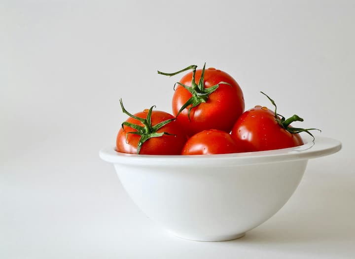 Strengthen the body: Vitamins and calcium are found in tomatoes, which keeps bone tissues healthy and makes them strong.  Eating tomatoes also reduces the risk of brain hemorrhage.  This makes the body stronger.  (Photo credit: Pexel.com)