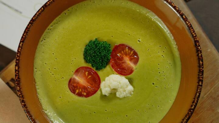 கடாய் சூடானதும் வெண்ணெய் சேர்த்து அதில் நறுக்கிய வெங்காயம், ப்ரோக்கோலி, கேரட், சேர்த்து நன்றாக வேக வைக்கவும்.