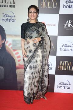 Patna Shuklla की स्क्रीनिंग में व्हाइट एंड ब्लैक साड़ी में पहुंची थीं रवीना टंडन, एक्ट्रेस की सादगी ने जीता फैंस का दिल