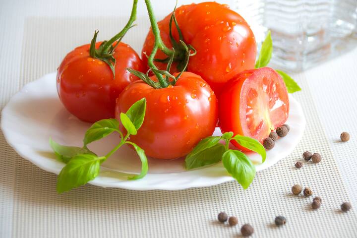 Improves digestion: Chlorine and sulfur present in tomatoes improves digestion and provides relief from problems like gas and constipation.  Tomato is also useful in removing harmful substances from our body.  (Photo credit: Pexel.com)