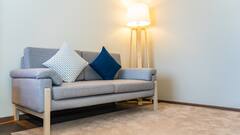 DIY Sofa Makeover : पुराने सोफे को देना है नया लुक तो अजमाएं ये तरीके