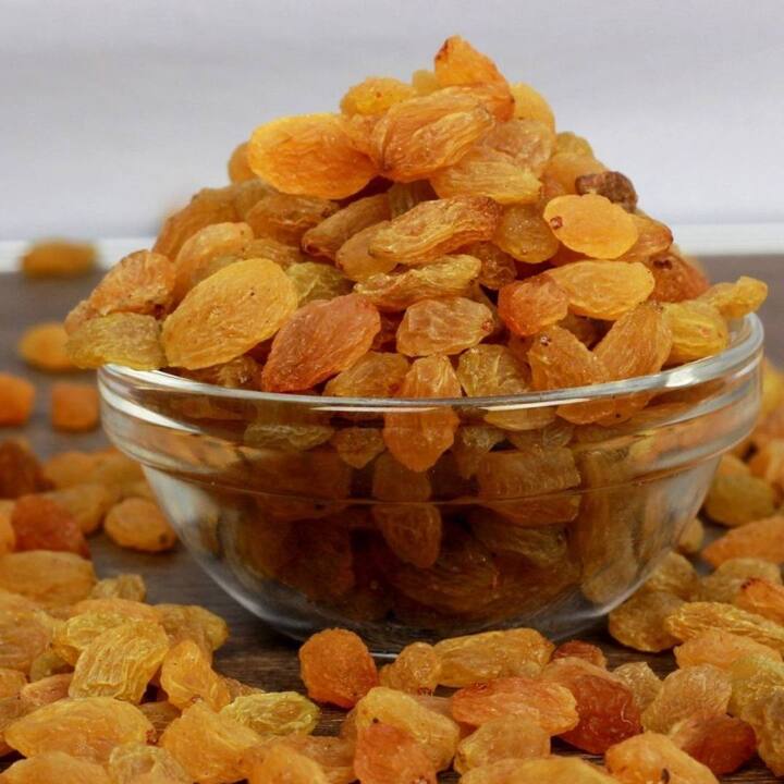 ਬਹੁਤ ਸਾਰੇ ਲੋਕਾਂ ਦੀ ਇਹ ਗਲਤ ਧਾਰਨਾ ਹੈ ਕਿ ਸੌਗੀ ਸਿਰਫ ਸਰਦੀਆਂ ਵਿੱਚ ਹੀ ਖਾਣੀ ਚਾਹੀਦੀ ਹੈ। ਇਹ ਊਰਜਾ ਦਾ ਵਧੀਆ ਸਰੋਤ ਹੈ। ਜੇਕਰ ਤੁਸੀਂ ਇਸ ਨੂੰ ਗਰਮੀਆਂ 'ਚ ਖਾ ਰਹੇ ਹੋ ਤਾਂ ਇਸ ਨੂੰ ਰਾਤ ਭਰ ਪਾਣੀ 'ਚ ਭਿਓ ਕੇ ਰੱਖੋ ਅਤੇ ਸਵੇਰੇ ਖਾਲੀ ਪੇਟ ਇਸ ਨੂੰ ਪਾਣੀ ਨਾਲ ਖਾਓ। ਸੁੱਕੀ ਸੌਗੀ ਨਾਲੋਂ ਗਿੱਲੀ ਸੌਗੀ ਸਿਹਤ ਲਈ ਜ਼ਿਆਦਾ ਫਾਇਦੇਮੰਦ ਹੁੰਦੀ ਹੈ।