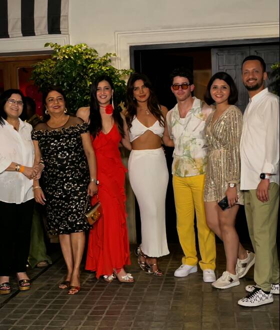 मन्नारा की पार्टी के बीच चोपड़ा ने एकसाथ भी पैपराजी को पोज दिया. इस दौरान प्रियंका और मन्नारा की मॉम भी साथ में नजर आई.