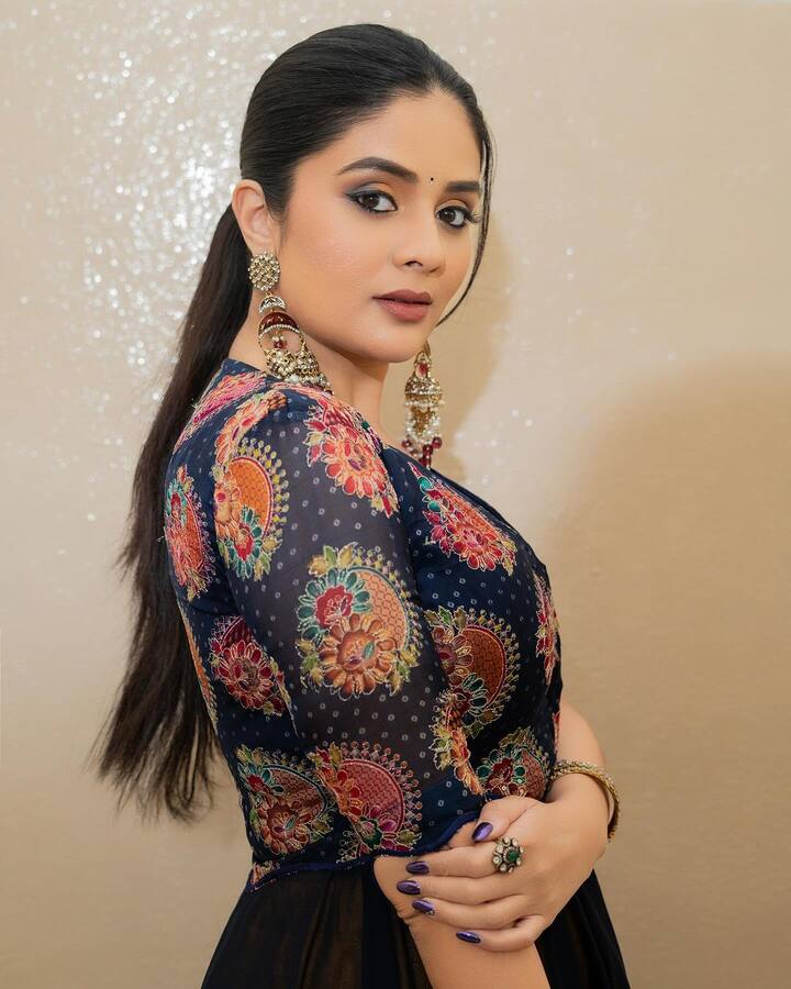 బుల్లితెరపై అనేక షోలు హోస్ట్ చేసిన శ్రీముఖి... ప్రజెంట్ 'ఆదివారం విత్ స్టార్ మా పరివారం' షో హోస్ట్ చేస్తున్నారు. అది కాకుండా మరో డ్యాన్స్ షో 'సూపర్ జీడీ'కి కూడా హోస్ట్ చేస్తున్నారు. (Image Courtesy: sreemukhi / Instagram)