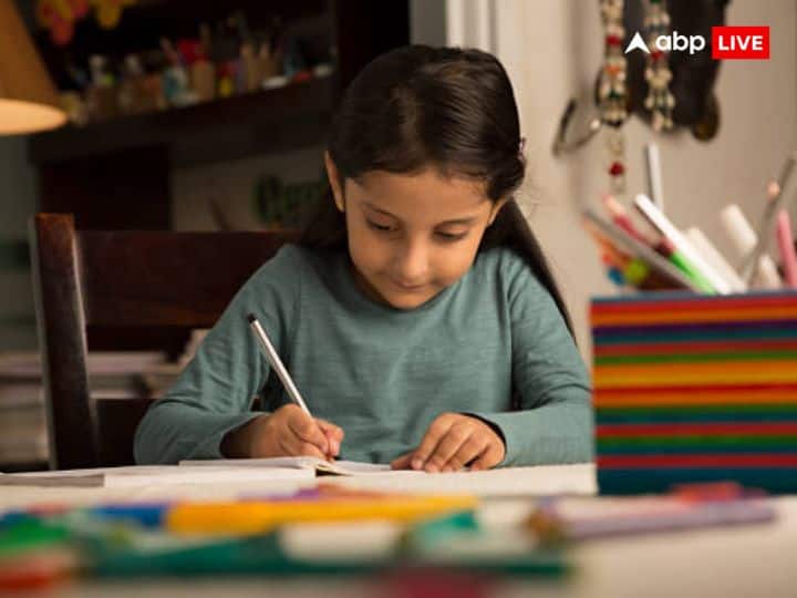 इसीलिए आप जब कभी भी बच्चे के रूम में स्टडी टेबल बनाएं या रखें तो इस बात का ख्याल कि पढ़ते समय बच्चे का मुख उत्तर-पूर्व (North-East) दिशा की ओर हो. कॉपी किताब को दक्षिण-पश्चिम (South-West) दिशा में रखना चाहिए.