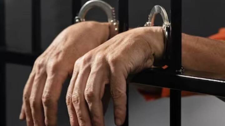 पुलिस रिकॉर्ड के मुताबिक, अंसारी के खिलाफ सबसे ज्यादा मुकदमें उत्तर प्रदेश में दर्ज थे. इसके अलावा उस पर दिल्ली में 3 और पंजाब में 1 केस दर्ज था. आइए जानते हैं किन-किन मामलों में मिली थी मुख्तार को जेल की सजा.