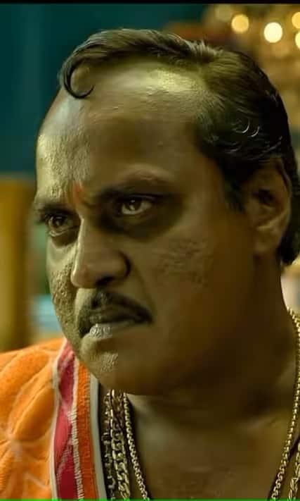 सुनील वर्मा – सुनील वर्मा पिछले काफी सालों से साउथ सिनेमा में अपनी एक्टिंग का दम दिखा रहे हैं. लेकिन जब वो फिल्म ‘पुष्पा-1’ में विलेन का रोल निभाते दिखे. तो हर कोई उनकी एक्टिंग देख दंग रह गया.