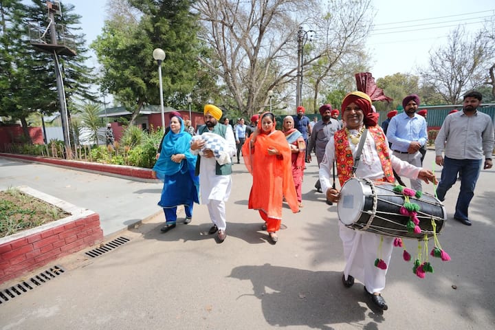 ਪਿਛਲੇ ਦਿਨੀਂ ਸੀਐਮ ਮਾਨ ਦੇ ਘਰ ਬੱਚੀ ਨੇ ਜਨਮ ਲਿਆ ਸੀ, ਜਿਸ ਦਾ ਅੱਜ ਉਨ੍ਹਾਂ ਨੇ ਸ਼ਾਨਦਾਰ ਸਵਾਗਤ ਕੀਤਾ ਹੈ