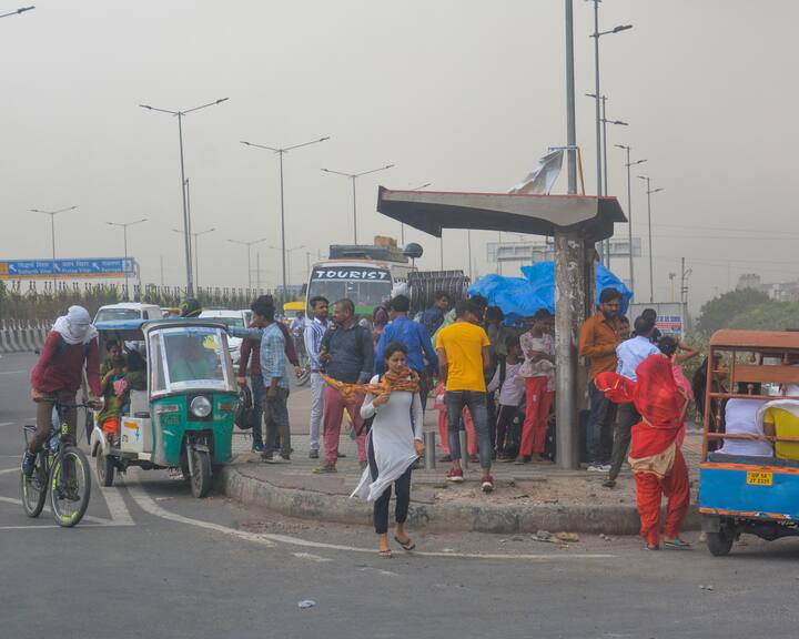 तेज हवाओं के साथ अंधड़ चलने की वजह से परेशानी उठानी पड़ सकती है. इसलिए लोगों को मौसम के अनुसार सावधानी बरतने की भी सलाह दी गई है. दिल्ली एनसीआर के कई हिस्सों में आज रात के वक्त भारी बारिश और जबर्दस्त हवाएं चलने का अनुमान भी जताया गया है.