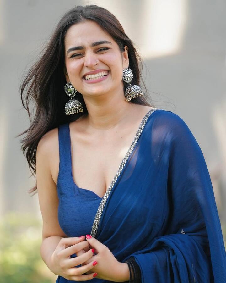 హిందీ ‘బిగ్‌బాస్‌ సీజన్‌ 17’లో పాల్గొని బాగా పాపులర్ అయ్యింది.Photo Credit: Ayesha Khan/Instagram