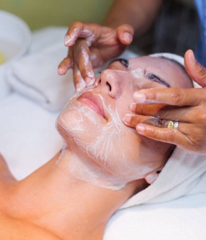 एक्सफोलिएट: एक्सफोलिएशन आपके चेहरे के सबसे महत्वपूर्ण हिस्सों में से एक है. इससे त्वचा गहराई से साफ होती है, सभी डेड स्किन सेल्स को हटाता है और स्किन को स्मूद बनाता है. केमिकल एक्सफोलिएंट (जिनमें लैक्टिक एसिड होता है) का इस्तेमाल करने के बजाय दही, फर्मेंटेड चावल का पानी, या बारीक पिसा हुआ जई का इस्तेमाल करना और भी फायदेमंद हो सकता है.