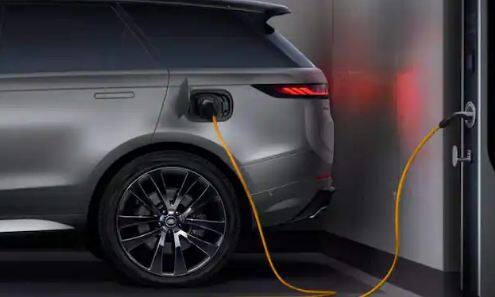 ਜੈਗੁਆਰ ਲੈਂਡ ਰੋਵਰ (JLR) ਇਸ ਸਾਲ ਦੇ ਅੰਤ ਤੱਕ ਰੇਂਜ ਰੋਵਰ ਸਪੋਰਟ ਦੇ ਇਲੈਕਟ੍ਰਿਕ ਮਾਡਲ ਨੂੰ ਬਾਜ਼ਾਰ 'ਚ ਲਾਂਚ ਕਰ ਸਕਦੀ ਹੈ। ਸਾਲ 2026 ਤੱਕ ਲਾਂਚ ਕੀਤੇ ਜਾਣ ਵਾਲੇ EV ਮਾਡਲਾਂ ਵਿੱਚੋਂ ਇਹ ਦੂਜੀ ਇਲੈਕਟ੍ਰਿਕ ਕਾਰ ਹੋਵੇਗੀ।