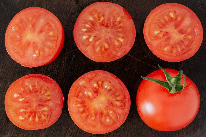 Tomatoes contain not only vitamin C but also essential and powerful elements like sodium, phosphorus, calcium, potassium, magnesium and sulphur.  (Photo credit: Pexel.com)
