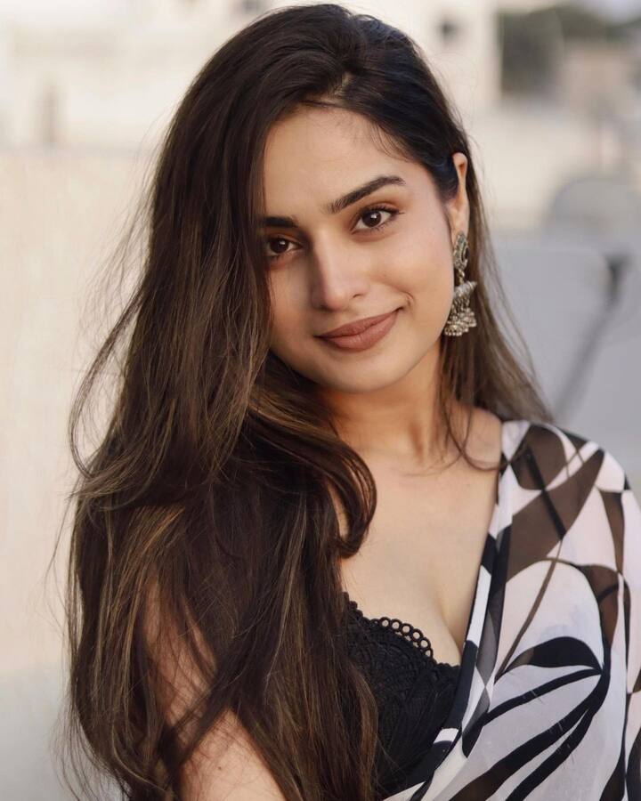 రత్తాలు పాత్రలో అందాల ఆరబోతతో ఆకట్టుకుంది. Photo Credit: Ayesha Khan/Instagram