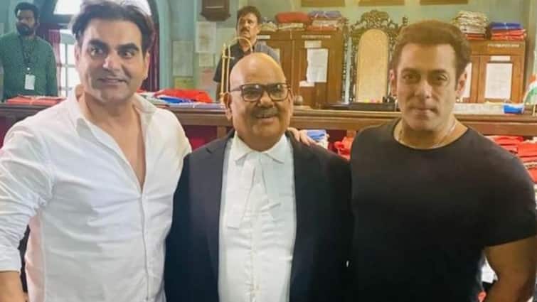Salman Khan Gets Emotional At Patna Shuklla Screening Remembering Satish Kaushik Salman Khan Gets Emotional As He Remembers Satish Kaushik At Patna Shuklla Screening; Says 'Humare Toh...'