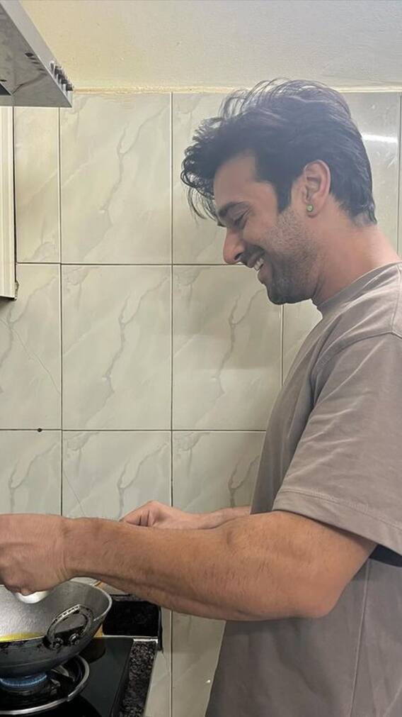 शादी के बाद पहली रसोई बनाकर पुलकित सम्राट ने सेट किया कपल गोल!