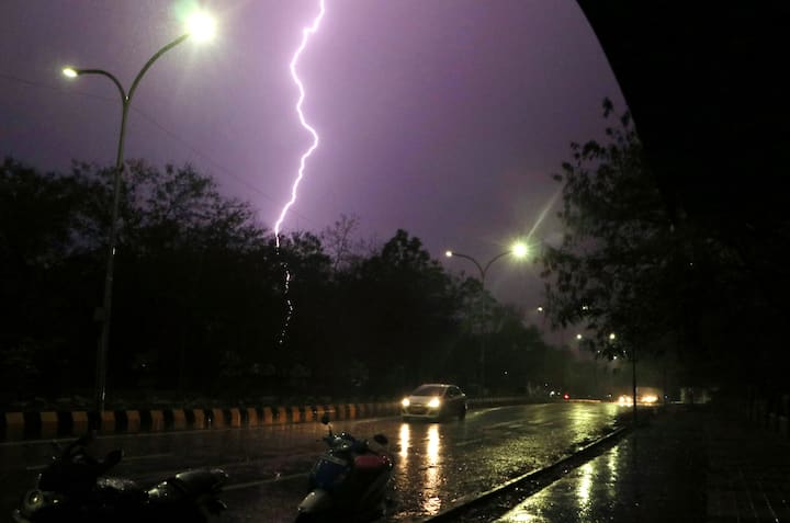IMD Alert: द‍िल्‍ली NCR में शुक्रवार (29 मार्च) को अगले 1-2 घंटों के भीतर मौसम में बड़ा बदलाव होने की संभावना है. IMD ने 40-60 kmph की रफ्तार से आंधी चलने के साथ ओले और बार‍िश होने का पूर्वानुमान है.