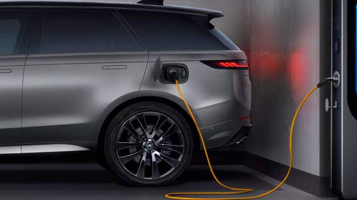 जैगुआर लैंड रोवर (JLR) इस साल के आखिर तक रेंज रोवर स्पोर्ट के इलेक्ट्रिक मॉडल को मार्केट में लॉन्च कर सकता है. साल 2026 तक लॉन्च होने वाले ईवी मॉडल्स में से ये दूसरी इलेक्ट्रिक कार होगी.