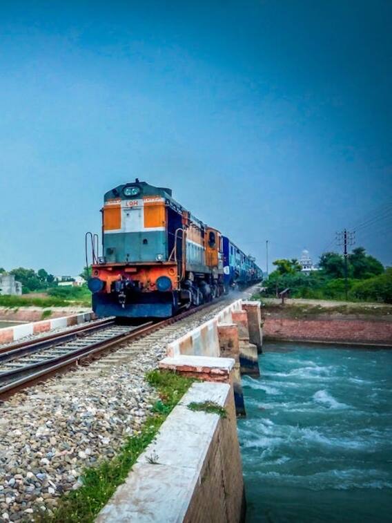 क्या दूसरे के ट्रेन टिकट पर कर सकते हैं सफर?