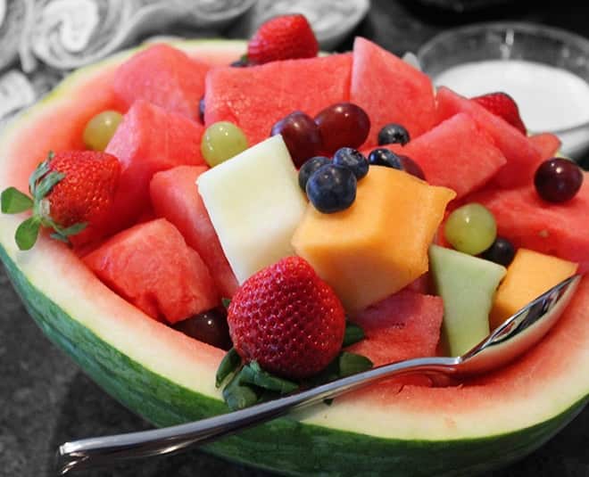 Summer Fruits: ઉનાળાની ઋતુ પોતાની સાથે ઉંચુ તાપમાન, તડકો અને અનેક બીમારીઓ લઈને આવે છે, પરંતુ આ ઋતુમાં ઘણા પ્રકારના ફળો મળે છે જેનું સેવન તમે સ્વસ્થ રહેવા માટે કરી શકો છો.