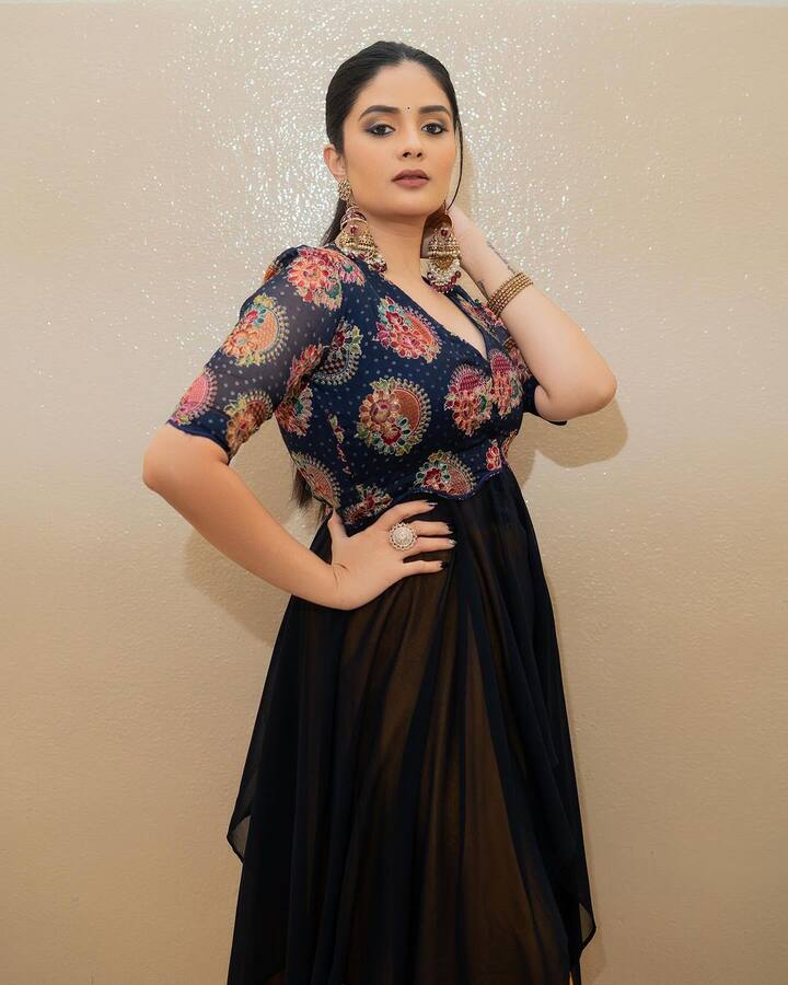 ఒకవైపు టీవీ షోలు చేస్తూ... మరో వైపు సినిమాల్లో మెయిన్, ఇంపార్టెంట్ రోల్స్ వచ్చినప్పుడు చేస్తున్నారు. చిరంజీవి 'భోళా శంకర్' సినిమాలో ఆవిడ ఒక రోల్ చేశారు. ఆ తర్వాత మరో సినిమా చేయలేదు. (Image Courtesy: sreemukhi / Instagram)