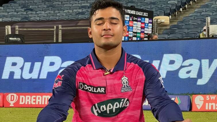 रियान पराग के खून में खेल है और उन्होंने अपने पिता धोनी के साथ क्रिकेट खेला है।