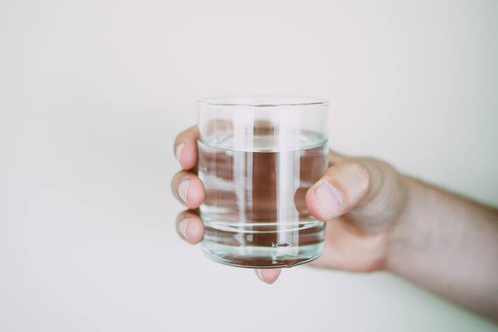 Researchers believe that if your home uses RO, it should have 200 to 250 mg of dissolved solids per liter.  Therefore the body can get enough calcium and magnesium and other minerals through water.  (Photo credit: Pexel.com)