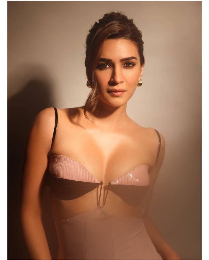 Kriti styled her hair in a top bun.