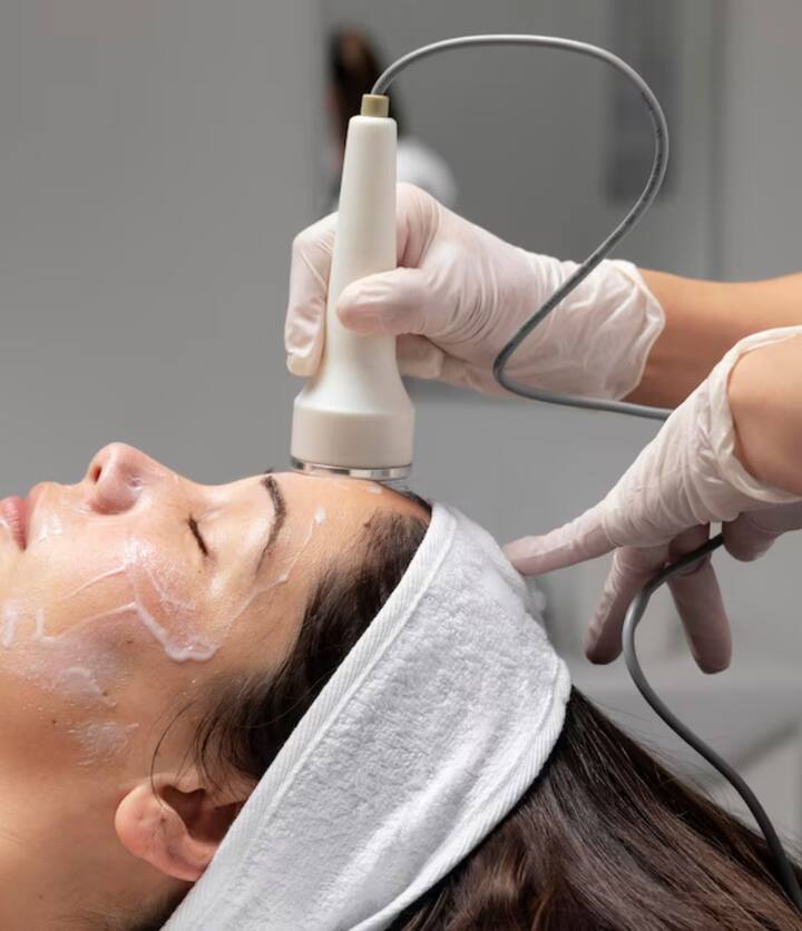 स्टीम: चेहरे पर भाप लगाने से रोमछिद्र फैलते हैं और रोमछिद्रों से गंदगी और ग्रीस निकल जाती है. भाप से ब्लड सर्कुलेशन को बेहतर बनाने में मदद मिलती है और त्वचा हाइड्रेटेड रहती है. ध्यान रखें कि पानी बहुत ज्यादा गर्म न हो और न ही इसका अधिक देर तक इस्तेमाल करें.