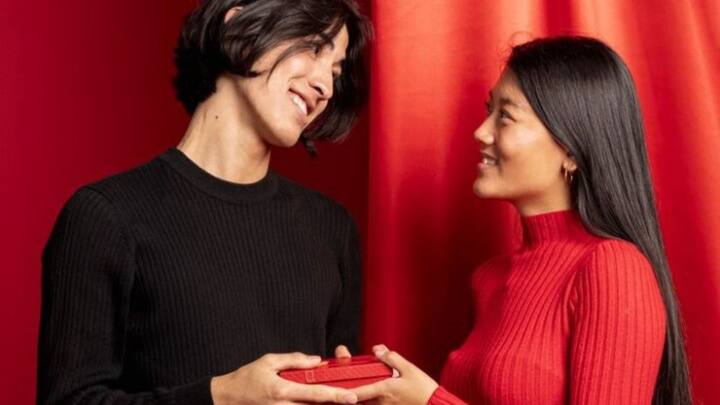 लोग सोशल मीडिया पर हर प्रकार की चीजें शेयर करते हैं, लेकिन अगर आप अपने रिश्ते से संबंधित हर बात को बिना चर्चा किए शेयर करते हैं, तो यह आपके रिश्ते में दरार डाल सकता है. इसके कारण पार्टनर को असुरक्षित महसूस हो सकता है.