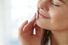 क्या मेकअप रिमूवर का इस्तेमाल फेस के लिए सही है? आप भी कंफ्यूज है, तो जरूर पढ़ें ये खबर