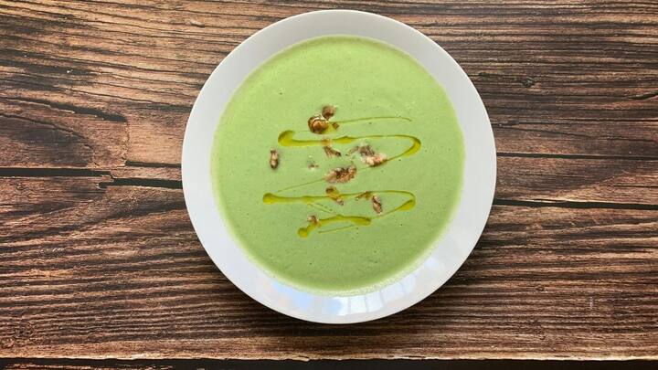 காய் வெந்ததும் மைதா மாவு சேர்த்து நன்றாக கலக்கவும். இதோடு, பூண்டு பொடி, வெஜிடபிள் ஸ்டாக் சேர்த்து நன்றாக கொத்க்க விடவும்.