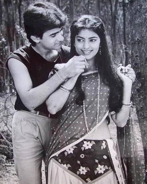 दरअसल फिल्म ‘तुम मेरे हो’ की शूटिंग के दौरान आमिर खान ने मजाक मजाक में जूही के हाथ में सांप पकड़ा दिया जिससे वो बेहद डर गई थीं. आमिर की इस हरकत से जूही इतनी परेशान हो गई थीं कि सेट छोड़कर जाना चाहती थीं.