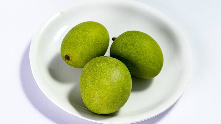 மாங்காய் குழம்பு, மீன் குழம்புடன் மாங்காய், சாம்பரில் சேர்த்து மாங்காய் பயன்படுத்தலாம்.