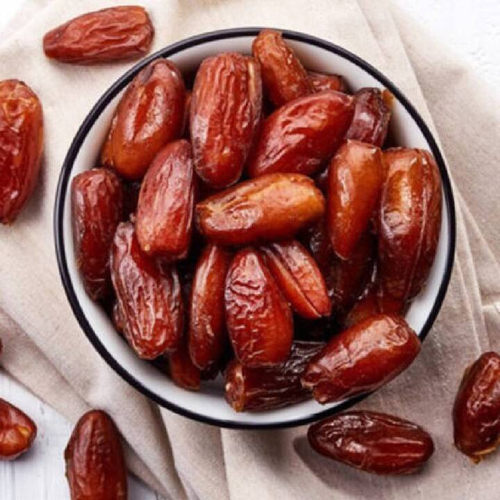 ਗਰਮੀਆਂ ਦੇ ਮੌਸਮ ਵਿੱਚ ਤੁਹਾਨੂੰ ਖਜੂਰ ਖਾਣ ਤੋਂ ਡਰਨਾ ਨਹੀਂ ਚਾਹੀਦਾ। ਇਹ ਸਿਹਤ ਲਈ ਬਹੁਤ ਸਾਰੇ ਫਾਇਦੇ ਪ੍ਰਦਾਨ ਕਰਦਾ ਹੈ। ਰੋਜ਼ ਸਵੇਰੇ ਖਾਲੀ ਪੇਟ ਭਿੱਜੀਆਂ ਖਜੂਰ ਖਾਣ ਨਾਲ ਤੁਸੀਂ ਨਾ ਸਿਰਫ ਕਬਜ਼ ਦੀ ਸਮੱਸਿਆ ਤੋਂ ਦੂਰ ਰਹਿੰਦੇ ਹੋ, ਇਸ ਨਾਲ ਪਾਚਨ ਕਿਰਿਆ ਵੀ ਠੀਕ ਹੁੰਦੀ ਹੈ।