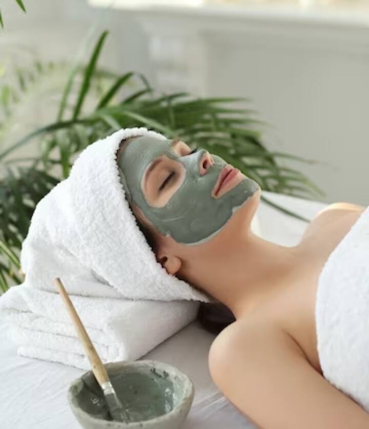 टोनिंग: त्वचा को हाइड्रेट करने के लिए चेहरे पर सीरम या तेल लगाएं. इससे त्वचा की लोच में सुधार होता है और त्वचा में निखार आता है. इसके लिए गुलाब जल, एप्पल साइडर विनेगर, टी ट्री ऑयल, ग्रीन टी, एलोवेरा, आवश्यक तेल, ताजे फलों के रस का टोनर के रूप में इस्तेमाल कर सकते हैं.