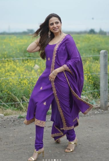 ਦਰਅਸਲ, ਅਦਾਕਾਰਾ ਵੱਲੋਂ ਆਪਣੇ ਸੋਸ਼ਲ ਮੀਡੀਆ ਹੈਂਡਲ ਉੱਪਰ ਖਾਸ ਤਸਵੀਰਾਂ ਸ਼ੇਅਰ ਕੀਤੀਆਂ ਗਈਆਂ ਹਨ। ਇਨ੍ਹਾਂ ਵਿੱਚ ਉਹ ਪਰਪਲ ਕਲਰ ਦੇ ਸੂਟ ਵਿੱਚ ਕਹਿਰ ਢਾਹ ਰਹੀ ਹੈ।