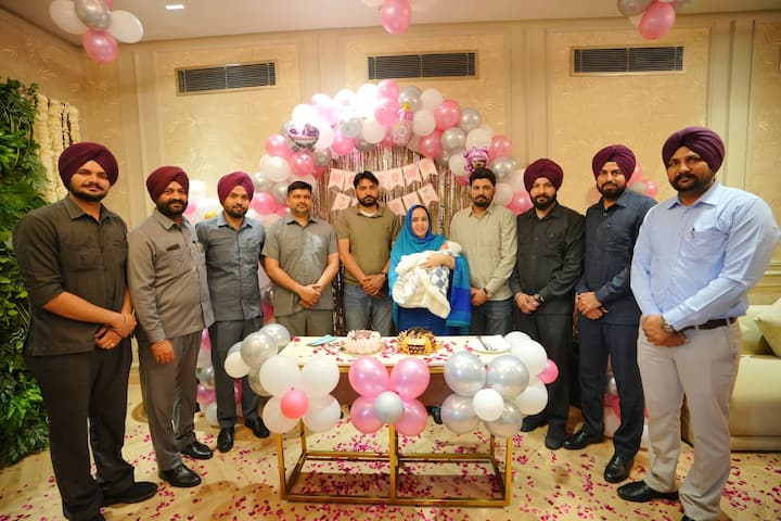 ਘਰ ਪਹੁੰਚ ਕੇ ਉਨ੍ਹਾਂ ਨੇ ਆਪਣੀ ਪਿਆਰੀ ਧੀ ਨਿਆਮਤ ਕੌਰ ਦਾ ਢੋਲ ਅਤੇ ਫੁੱਲਾਂ ਨਾਲ ਸਵਾਗਤ ਕੀਤਾ ਹੈ