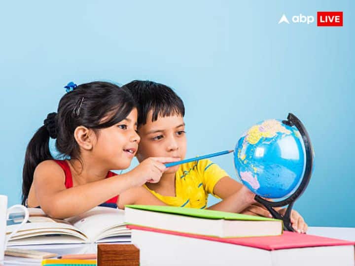 वहीं उत्तर पूर्व (North East) दिशा को भी पढ़ाई के लिए उत्तम माना गया है. बच्चा इस दिशा की ओर मुंह करके भी पढ़ सकता है. इससे बच्चे का दिमाग तेज चलता है और चीजें जल्दी समझ में आती हैं.