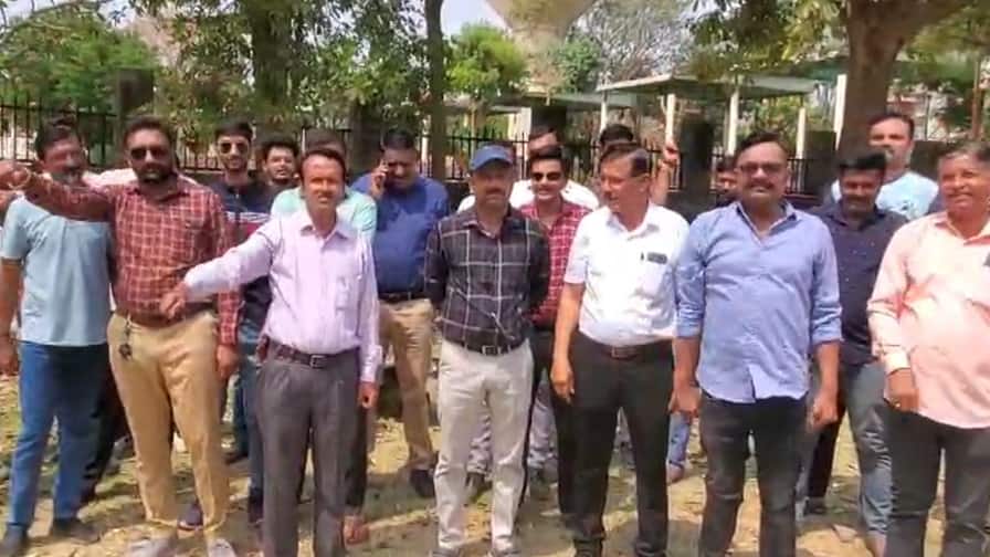 Election 2024 Update: પૂર્વ ધારાસભ્ય જયરાજસિંહની અધ્યક્ષતામાં ક્ષત્રિયોની બેઠક, રૂપાલાને માફ કરવા અપીલ Election 2024 Live Update: A protest was held in Modasa of Aravalli district against BJP candidate Parasottam Rupala Election 2024 Update: પૂર્વ ધારાસભ્ય જયરાજસિંહની અધ્યક્ષતામાં ક્ષત્રિયોની બેઠક, રૂપાલાને માફ કરવા અપીલ